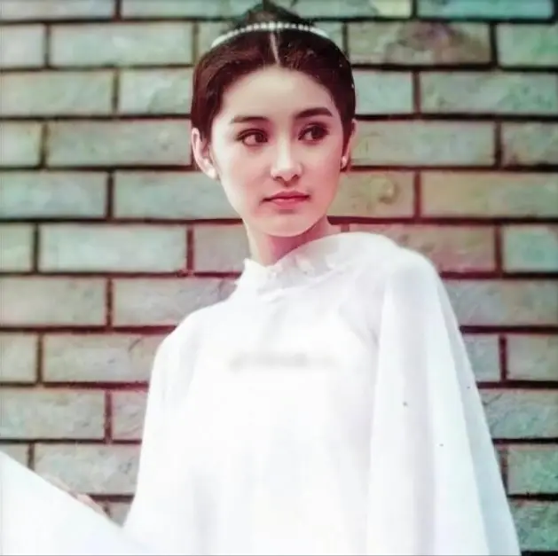 “东南亚第一美人”林青霞，2个男人为她疯狂，她却嫁入了豪门