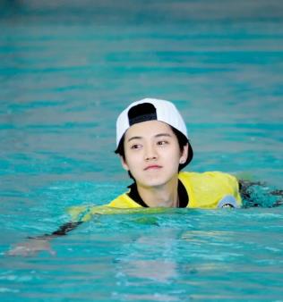 鹿晗生日现状_鹿晗娱乐圈人缘变化_穿越娱乐圈ps鹿晗