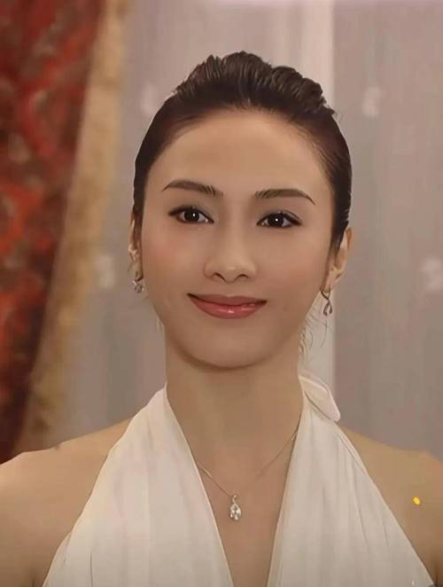 54岁黎姿惊艳复出状态，息影17年后仍似少女