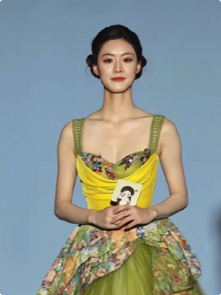 女明星 发型_短剧红毯穿搭分析_短剧演员红毯造型