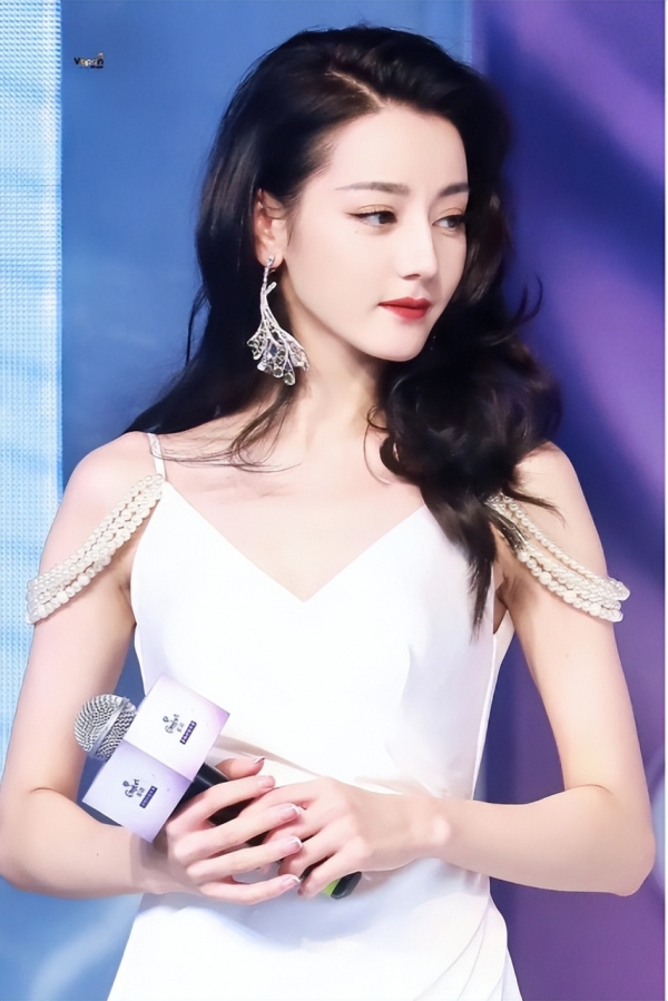 33岁迪丽热巴生病现状_内娱女明星健康问题_明星热点迪丽热巴,